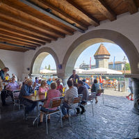 Unter der Arkade Rathaus Brauerei Luzern